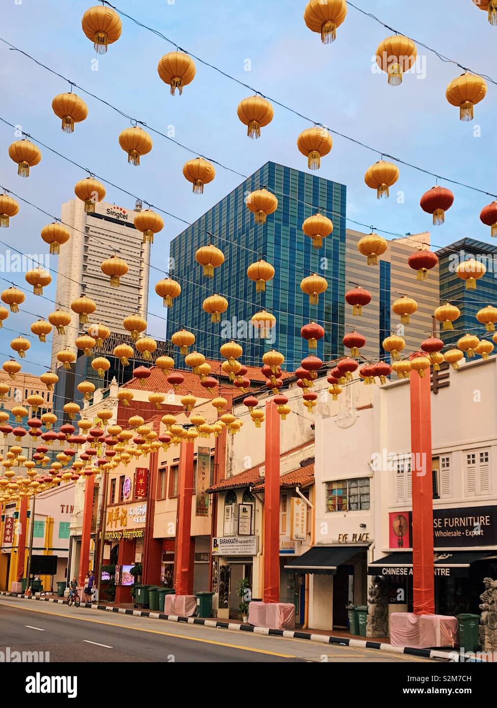 Le lanterne cinesi attraverso la strada nella Chinatown di Singapore. Marzo 2019. Mix di vecchio e di moderni edifici Foto Stock
