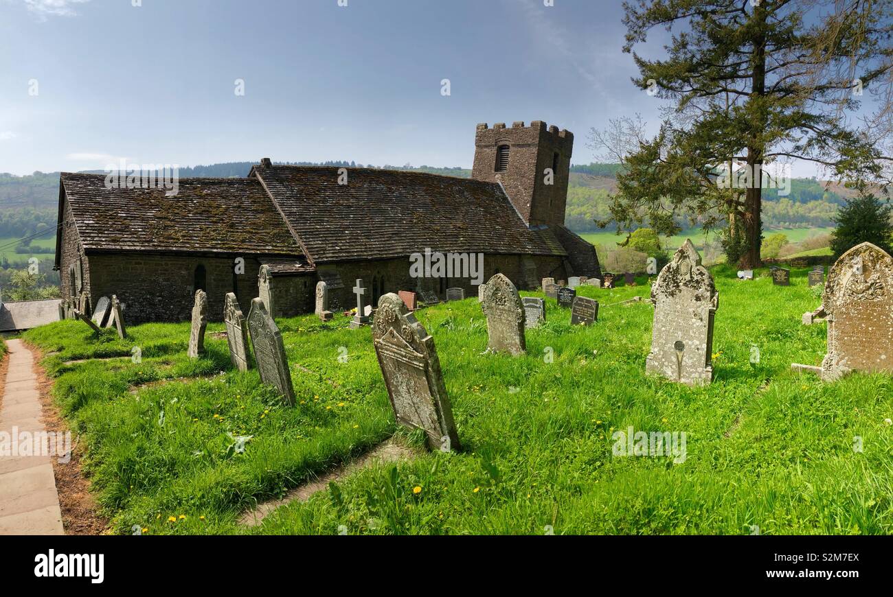 Il famoso crooked Cwmyoy chiesa in Galles con le montagne nere scenario - Immagine stock catturata con smartphone