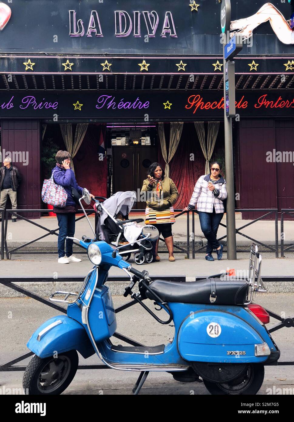 Persone in attesa per il bus in Place Pigalle a Parigi Foto Stock