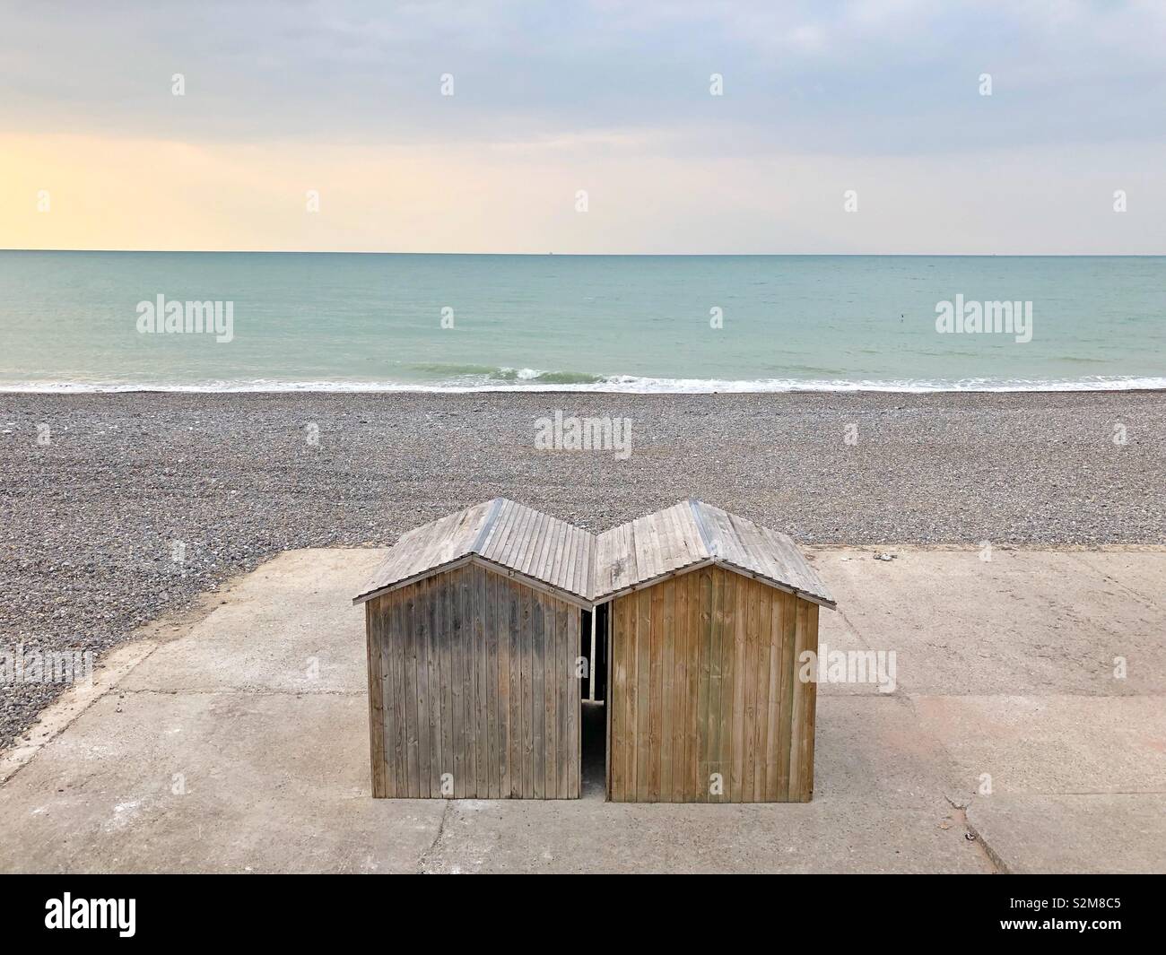 Due cabine in legno sul lungomare di Dieppe, Francia, in bassa stagione. Foto Stock