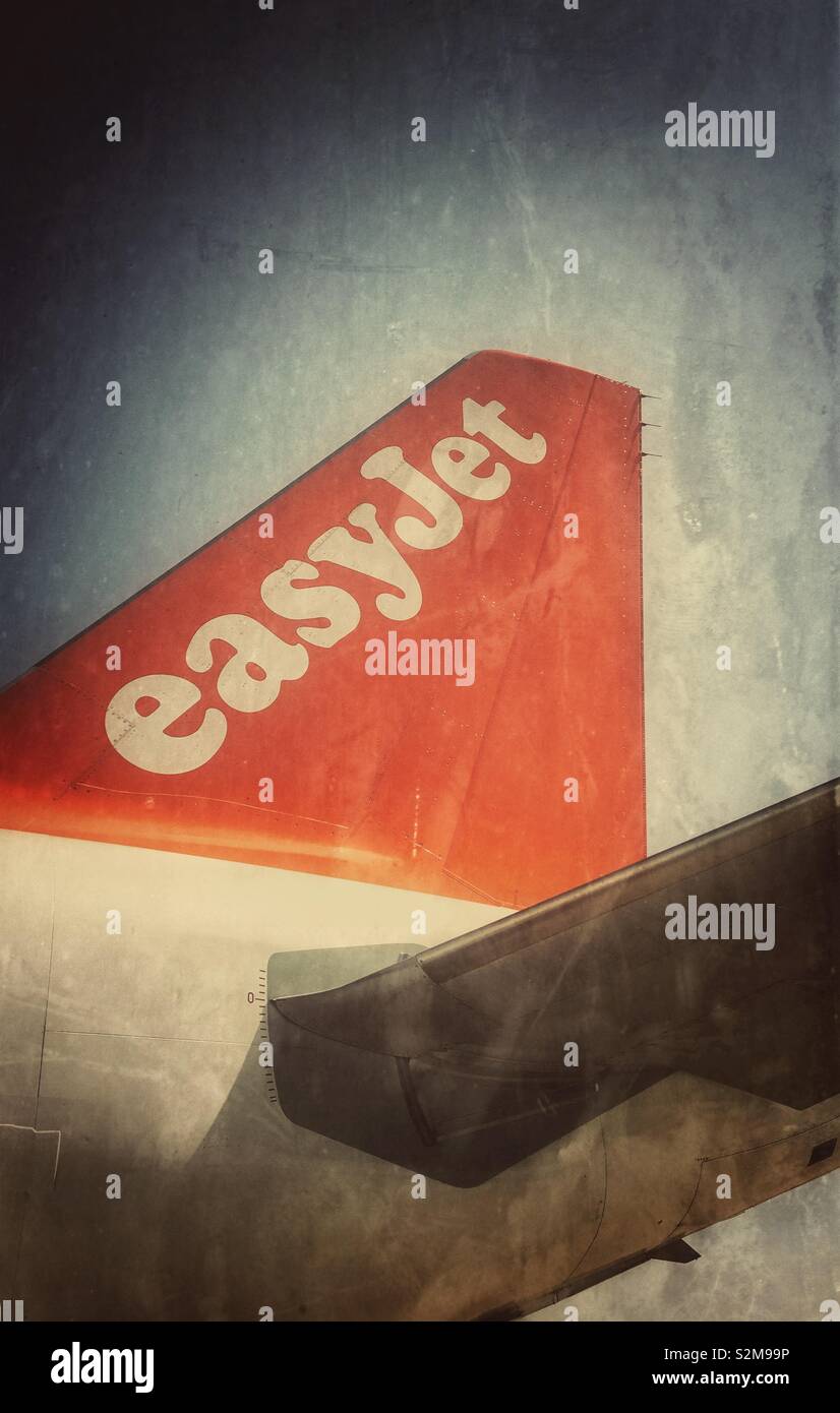 Un effetto di grunge immagine della sezione posteriore di una EasyJet un aeromobile Airbus A319. EasyJet è una delle principali compagnie aeree di bilancio che opera percorsi multipli in tutta l'Europa. Foto - © COLIN HOSKINS. - Immagine stock catturata con smartphone