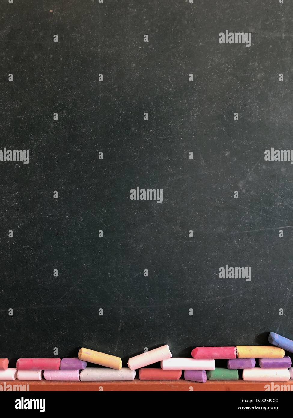 Lavagna e gessi colorati - Immagine stock catturata con smartphone