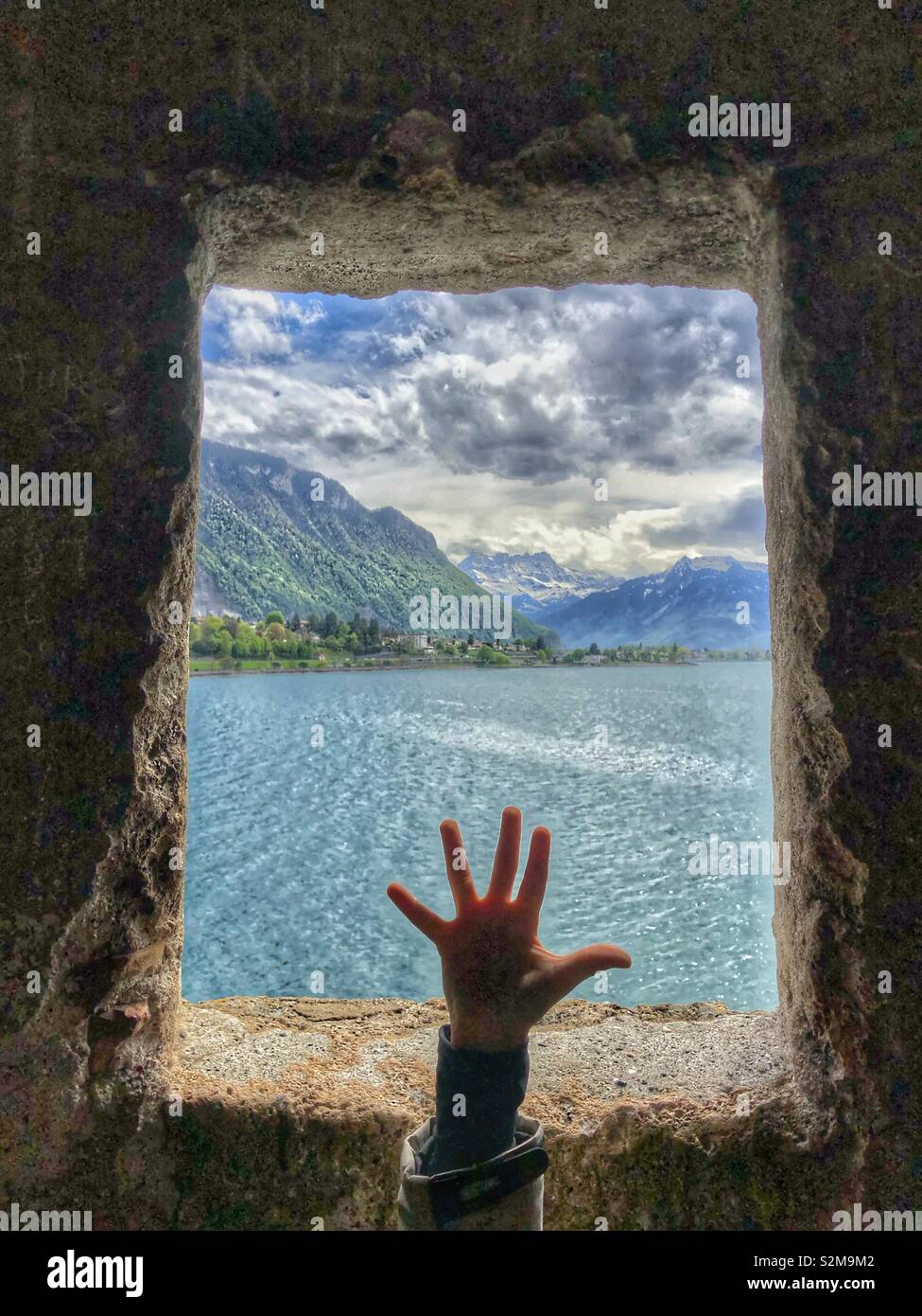 Io sono qui, dal castello di Chilion finestra un bambino mano è fuori - Immagine stock catturata con smartphone