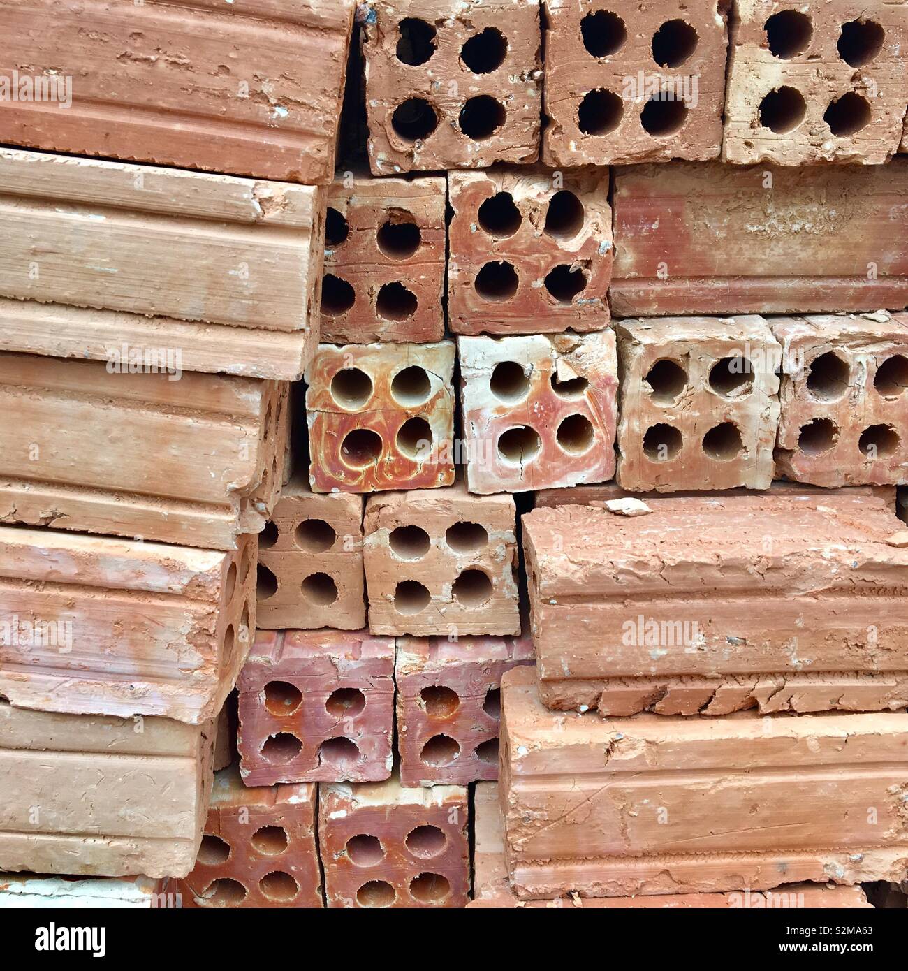 Mattoni impilati su un sito di costruzione in Laos - Immagine stock catturata con smartphone