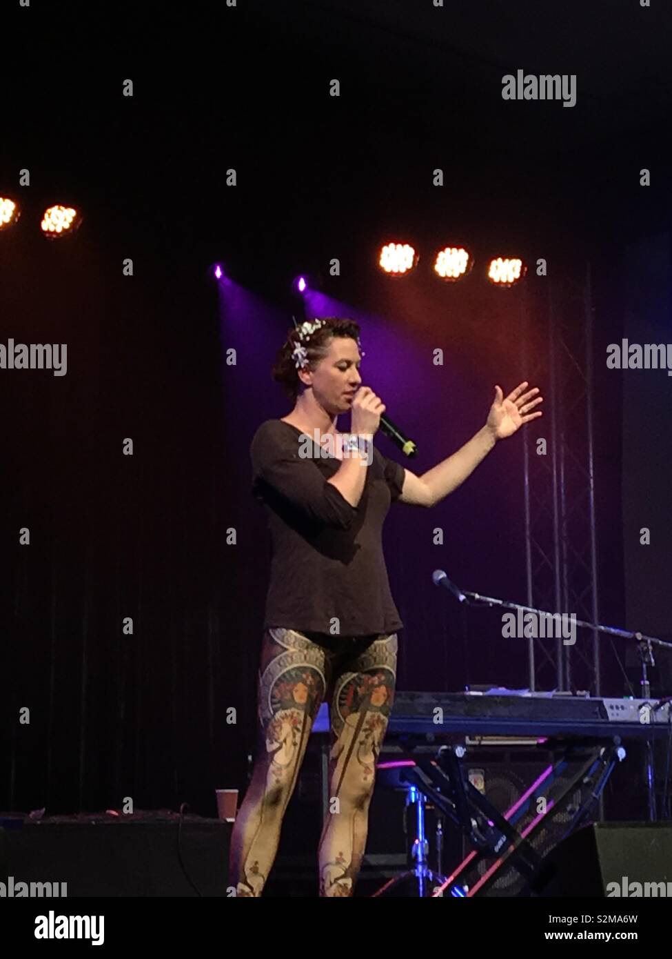 Amanda Palmer esegue a Woodford Folk Festival - Immagine stock catturata con smartphone