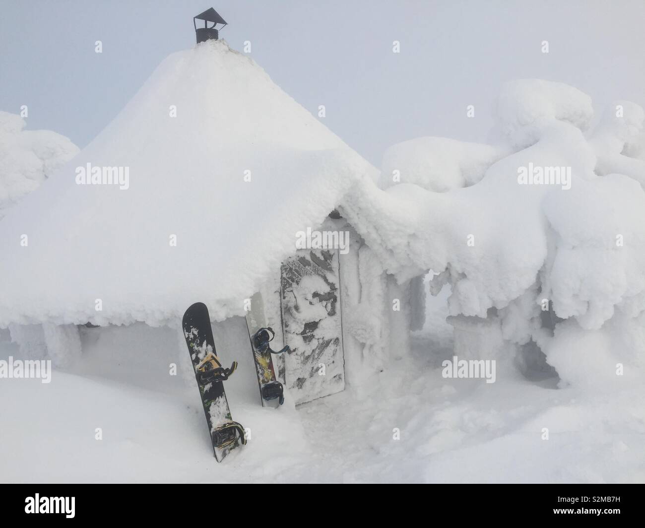 Snowboard fuori fuoco hut Foto Stock