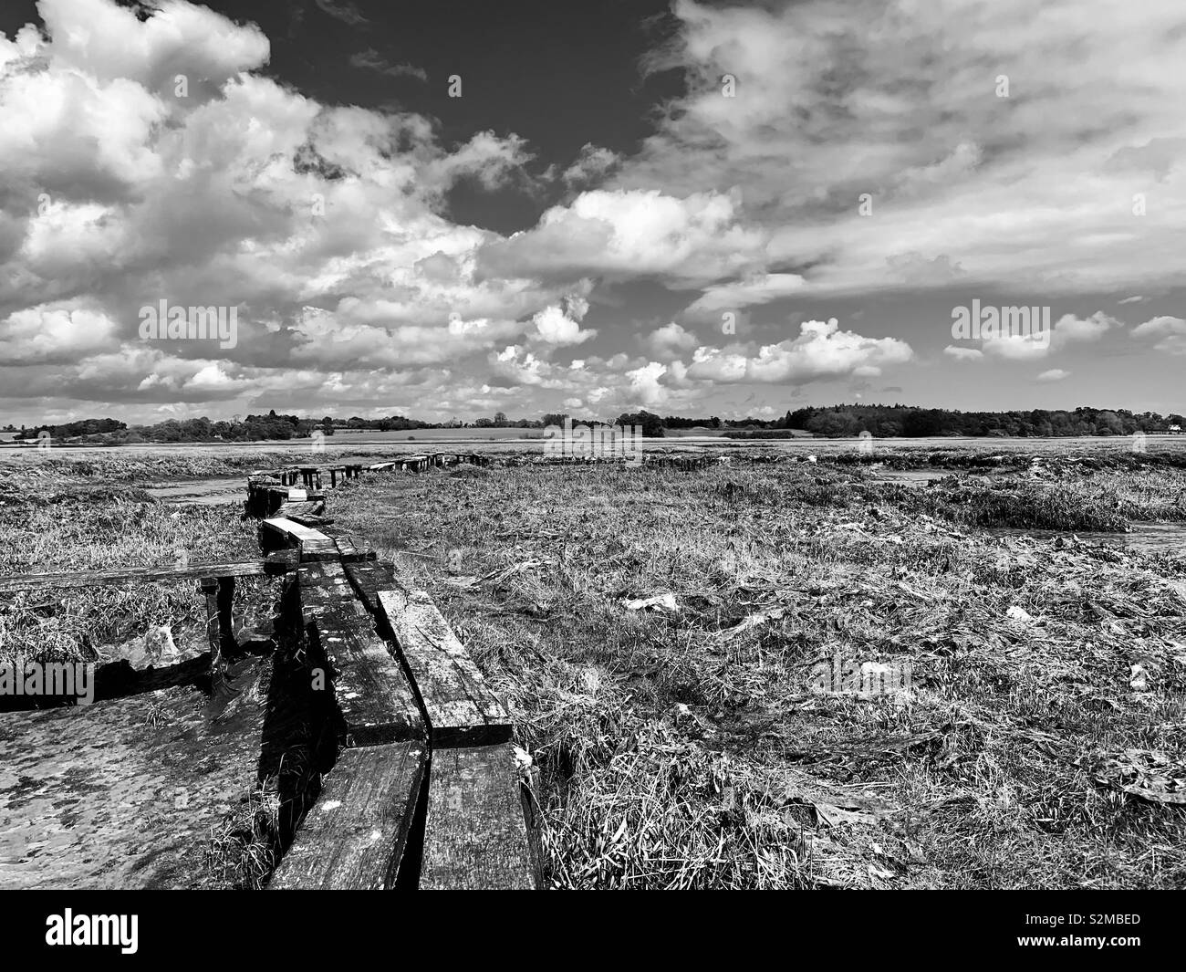 Waldringfield, Suffolk, Regno Unito : 26 Aprile 2019: Riverside drammatica scena con la bassa marea. - Immagine stock catturata con smartphone