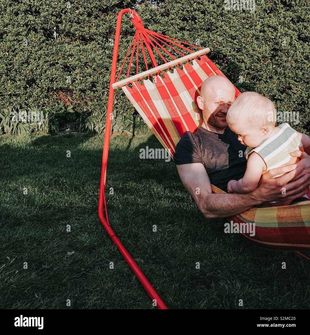 Padre e figlia per rilassarsi in un'amaca Foto Stock