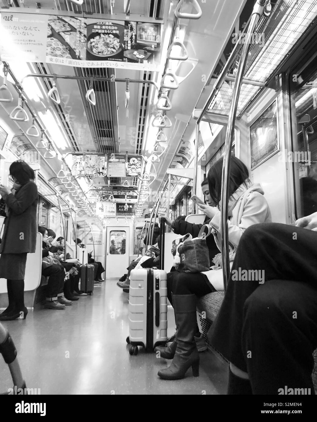 La metropolitana di Tokyo in bianco e nero Foto Stock
