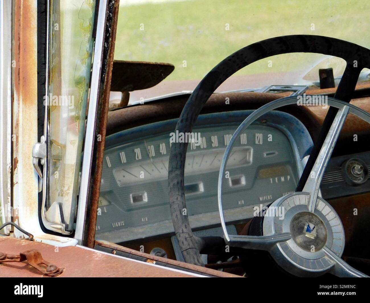 Vintage volante e tachimetro sul classico auto abbandonate. Foto Stock