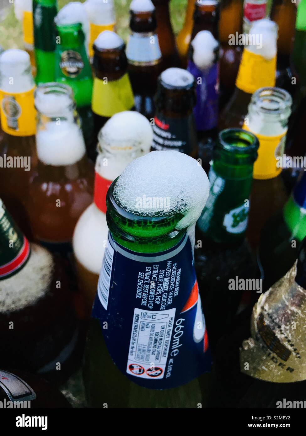 Un sacco di aprire le bottiglie di birra Foto Stock