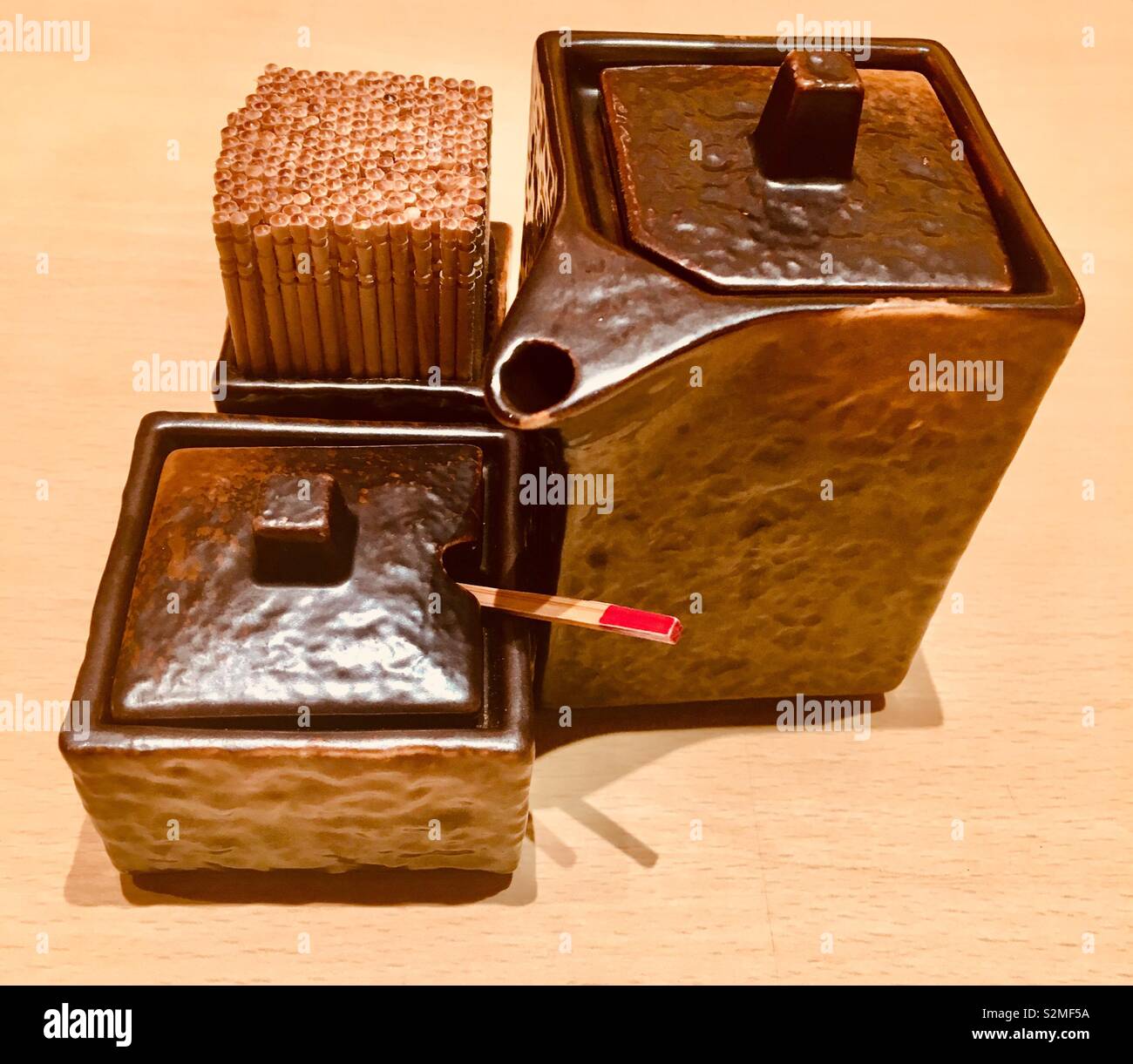 Giapponese contenitori fatti di argilla per la salsa di soia, peperoncino in polvere e lo stuzzicadenti. Foto Stock