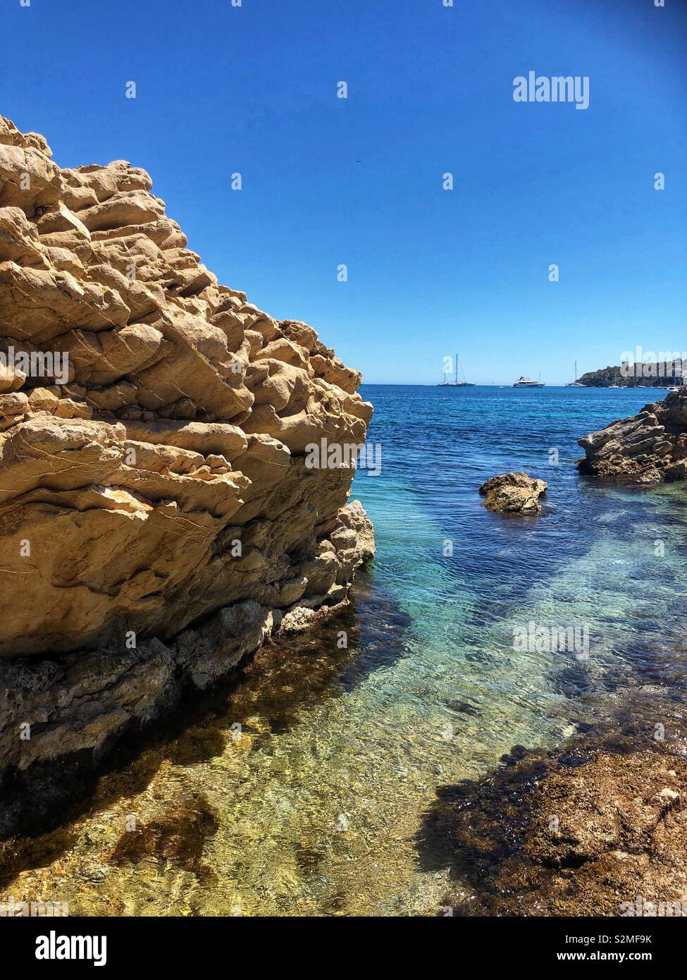 Rocce sulla spiaggia di Maiorca Spagna Foto Stock