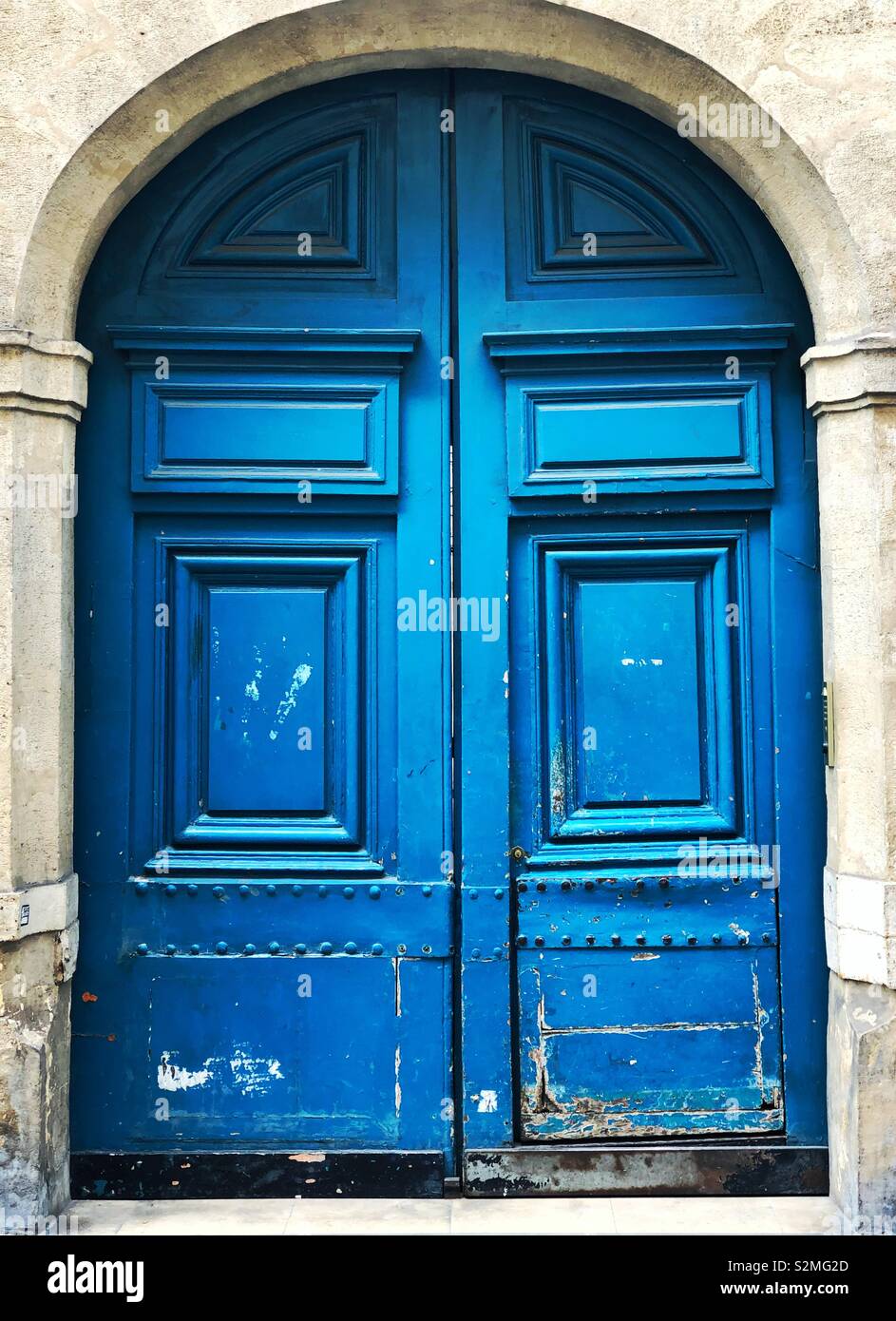 Vecchia porta blu nel portale ad arco a Parigi, Francia Foto Stock