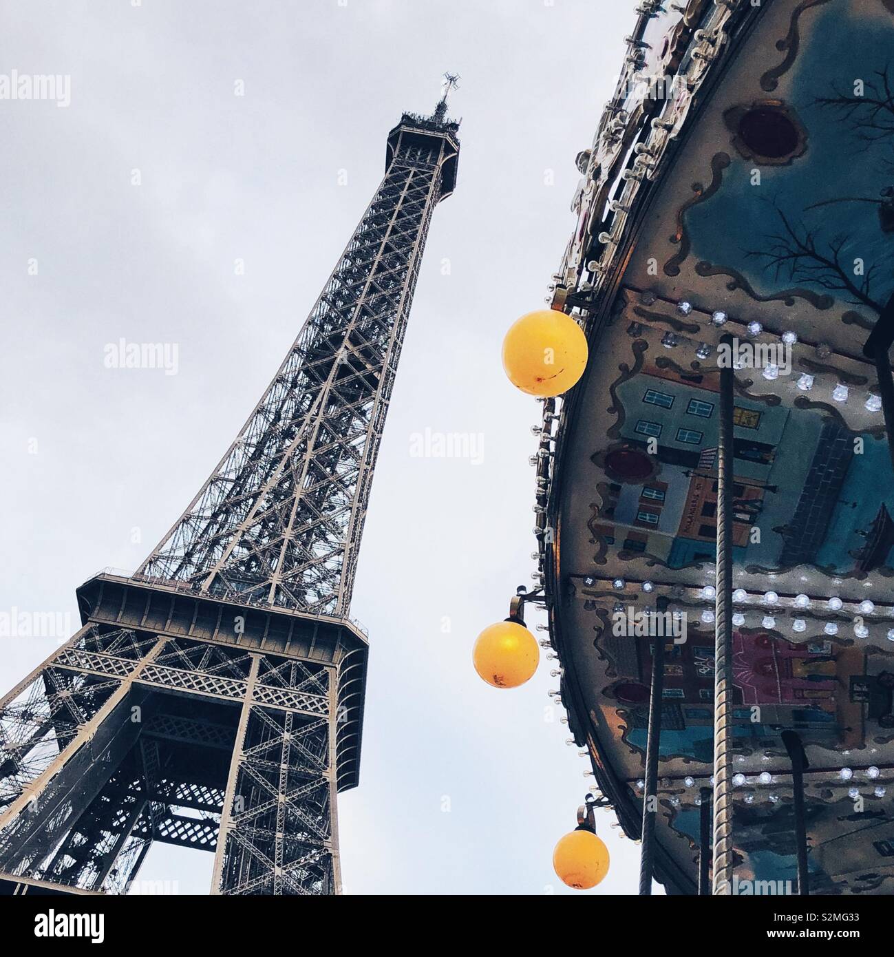 Giostra e la Torre Eiffel Foto Stock