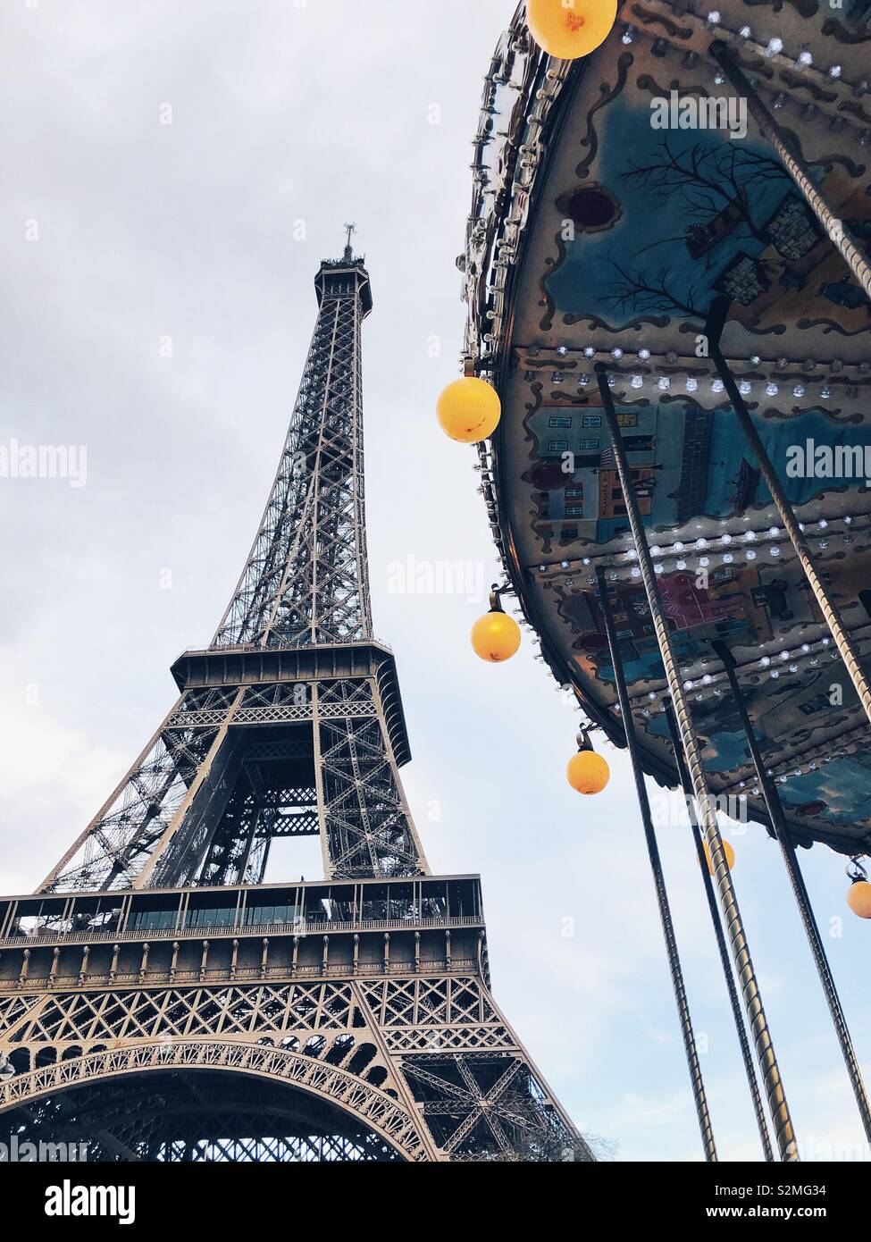 Giostra e la Torre Eiffel Foto Stock
