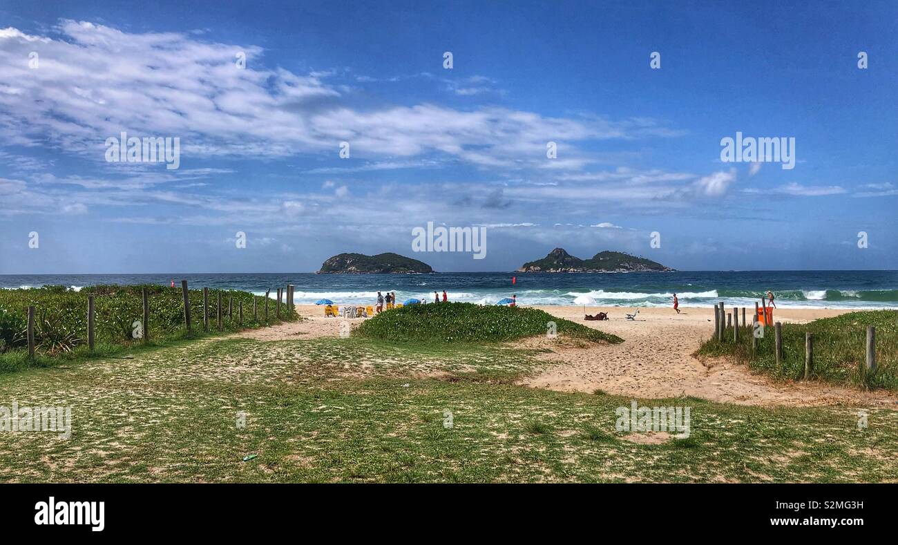 Praia Barra da Tijuca in un esclusivo quartiere di Rio de Janeiro in Brasile. Foto Stock