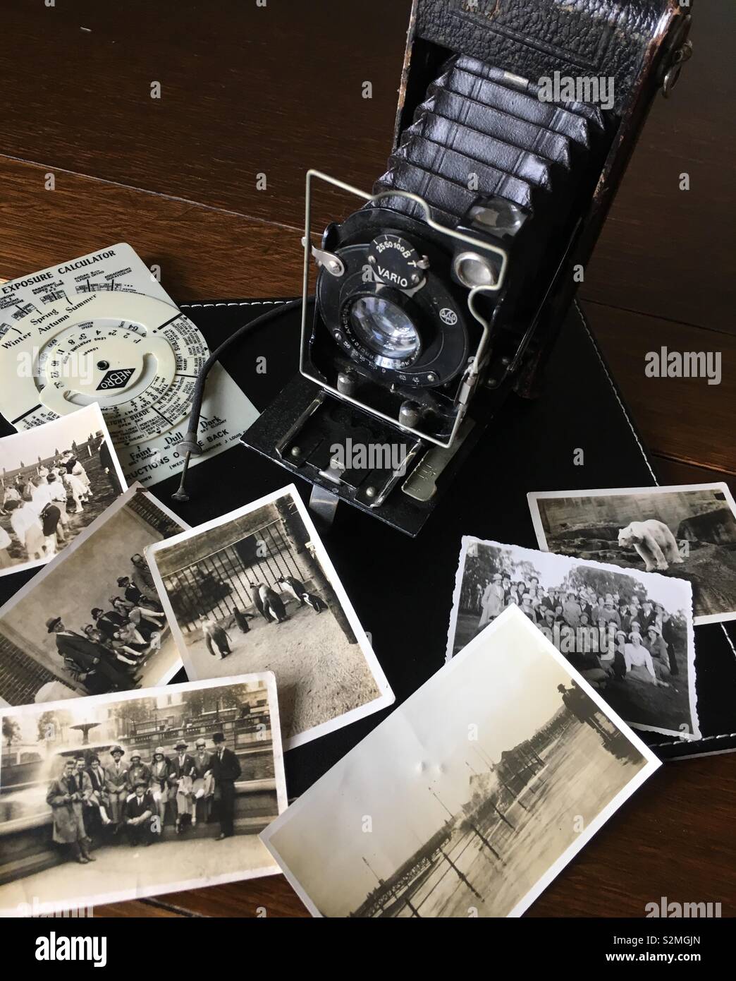 Vario Vintage AGC fotocamera di piegatura degli anni trenta con la famiglia le foto scattate con essa. Foto Stock