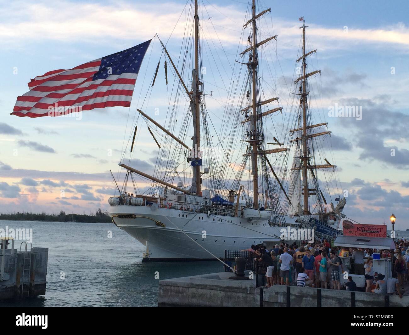 Un classico della Guardia Costiera degli Stati Uniti nave a vela sventola la bandiera americana come è nutrito di Key West, in Florida per il weekend del Memorial Day. - Immagine stock catturata con smartphone