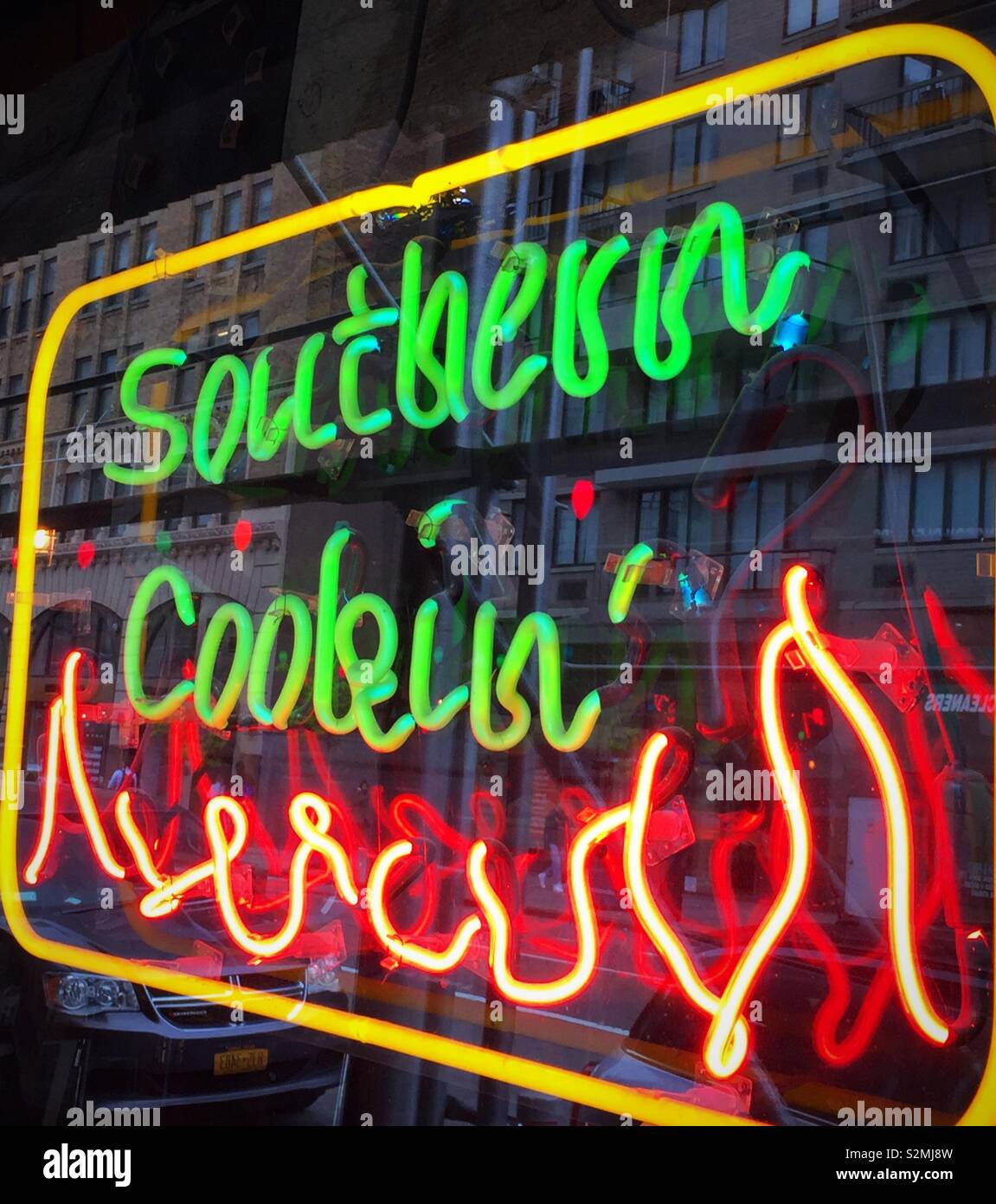 Un neon su un ristorante nel centro di Manhattan pubblicità cucina del sud con fiamme - Immagine stock catturata con smartphone