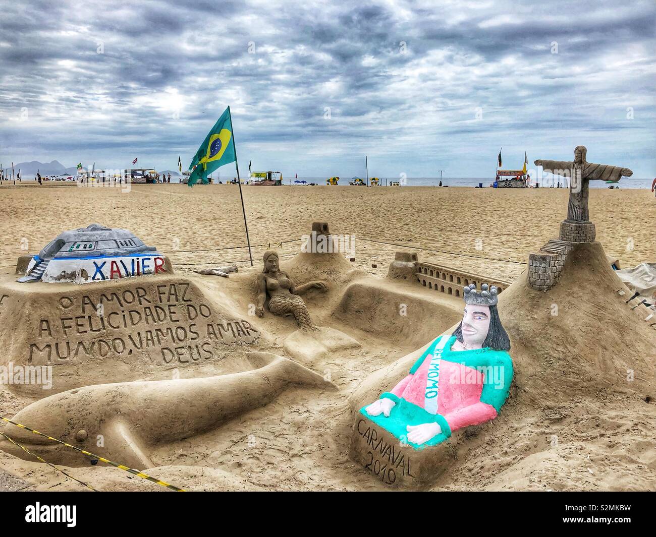 Le sculture di sabbia sulla spiaggia di Copacabana, Rio de Janeiro, Brasile. Foto Stock
