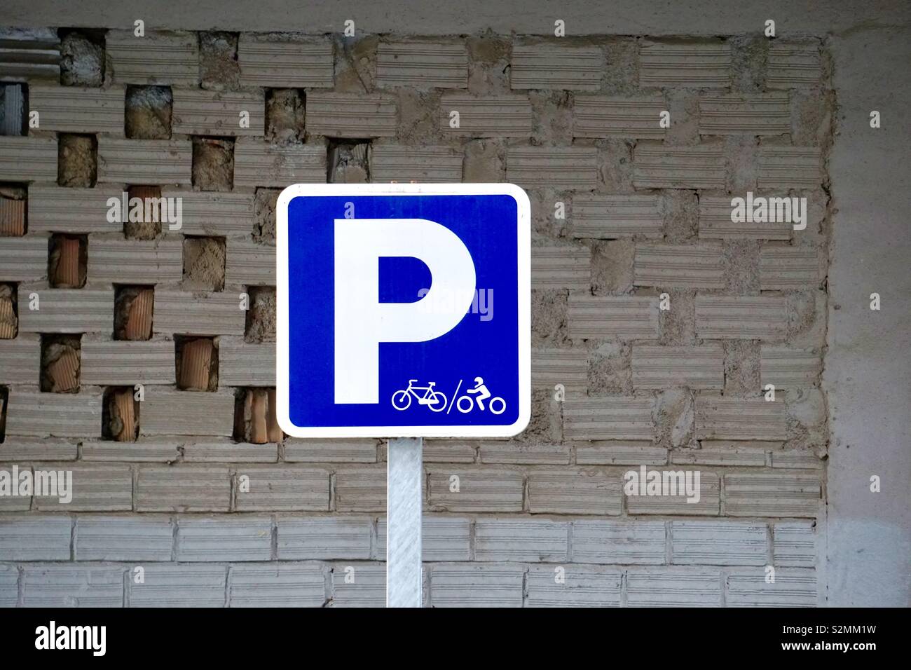 Bicicletta segno del traffico nella strada strada Foto Stock