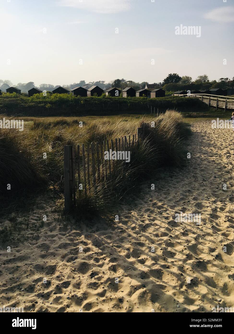 Le dune di sabbia con spiaggia capanne in serata sun Foto Stock