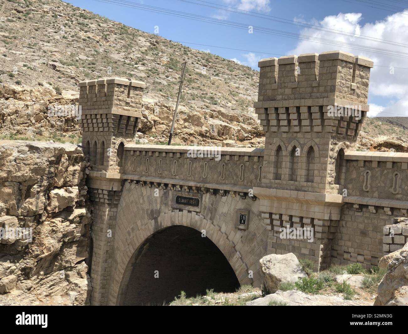 Un ponte fatto dal vertice di 1894(Governo britannico) Kolpur,Quetta ,Balochistan. Foto Stock