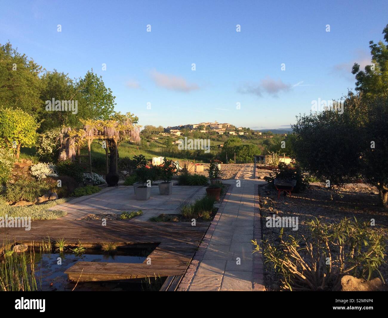 Giardino che si affaccia castelnau de montmiral Francia Foto Stock