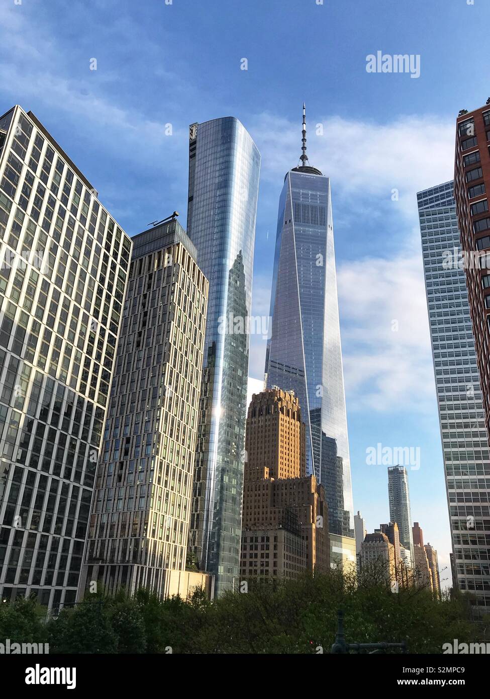 New York, NY- Aprile 30, 2019: un commercio mondiale osservatorio con altri edifici Foto Stock