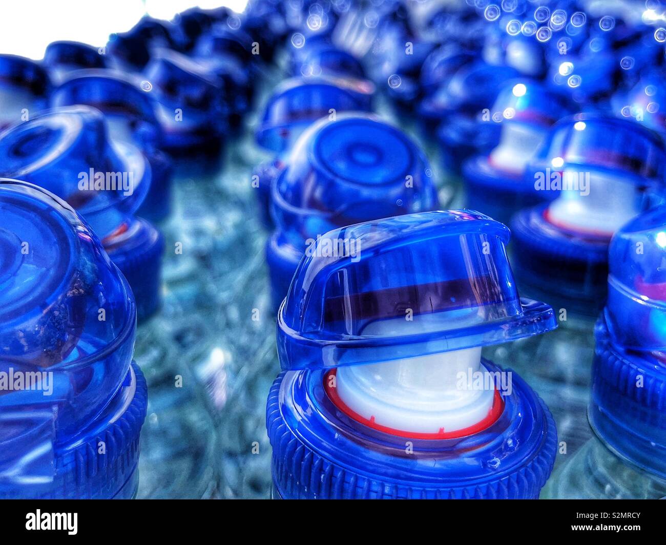 Bottiglia d'acqua in plastica tops alla maratona di Londra Aprile 2019 - Immagine stock catturata con smartphone