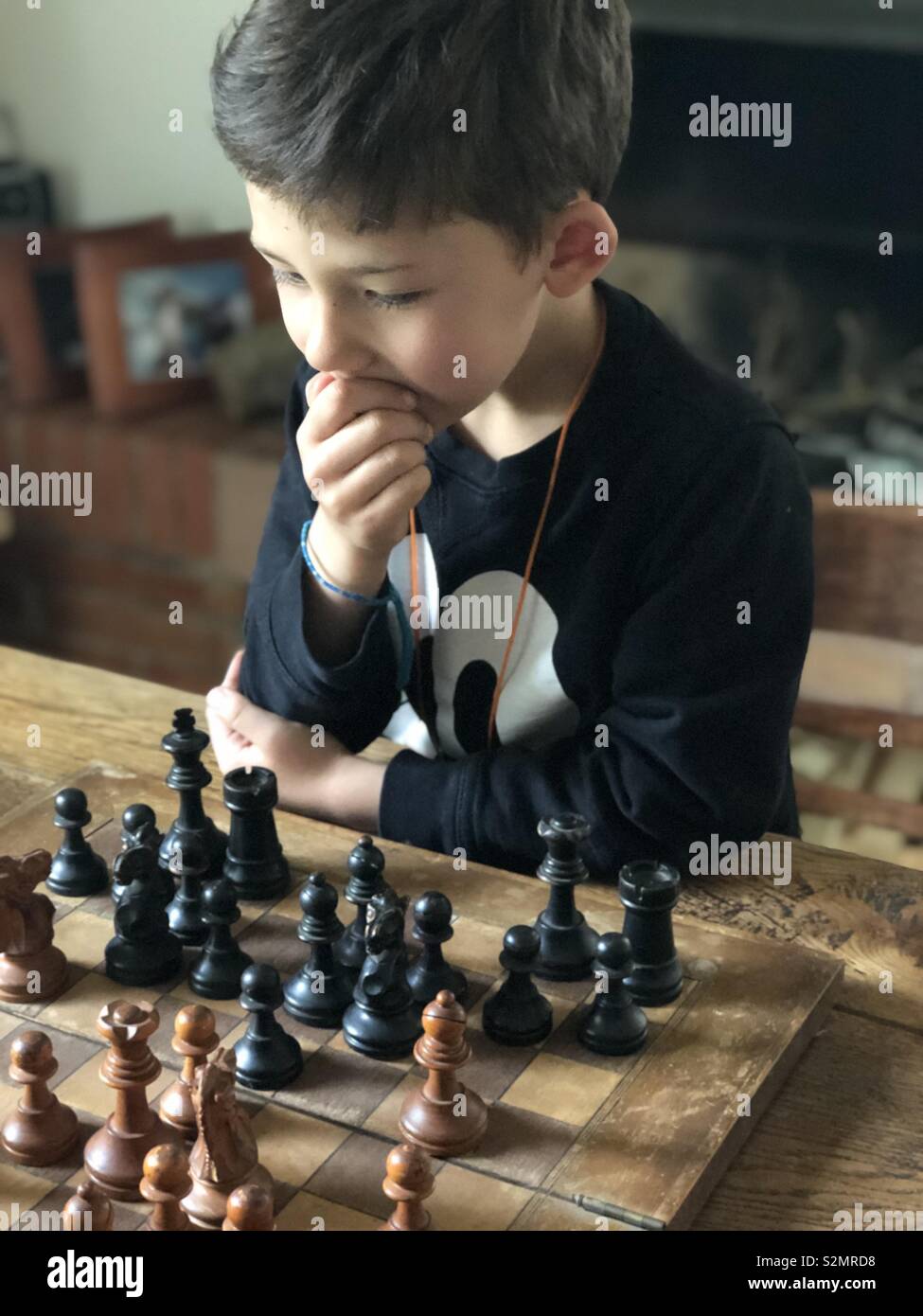 Un bambino gioca a scacchi. Luce naturale Foto Stock