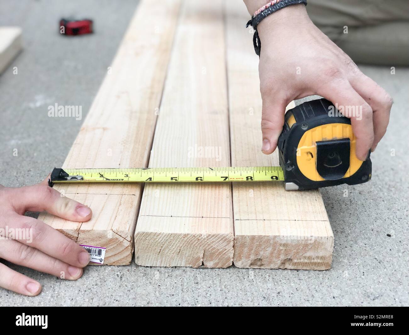 Falegname legno di misurazione Foto Stock