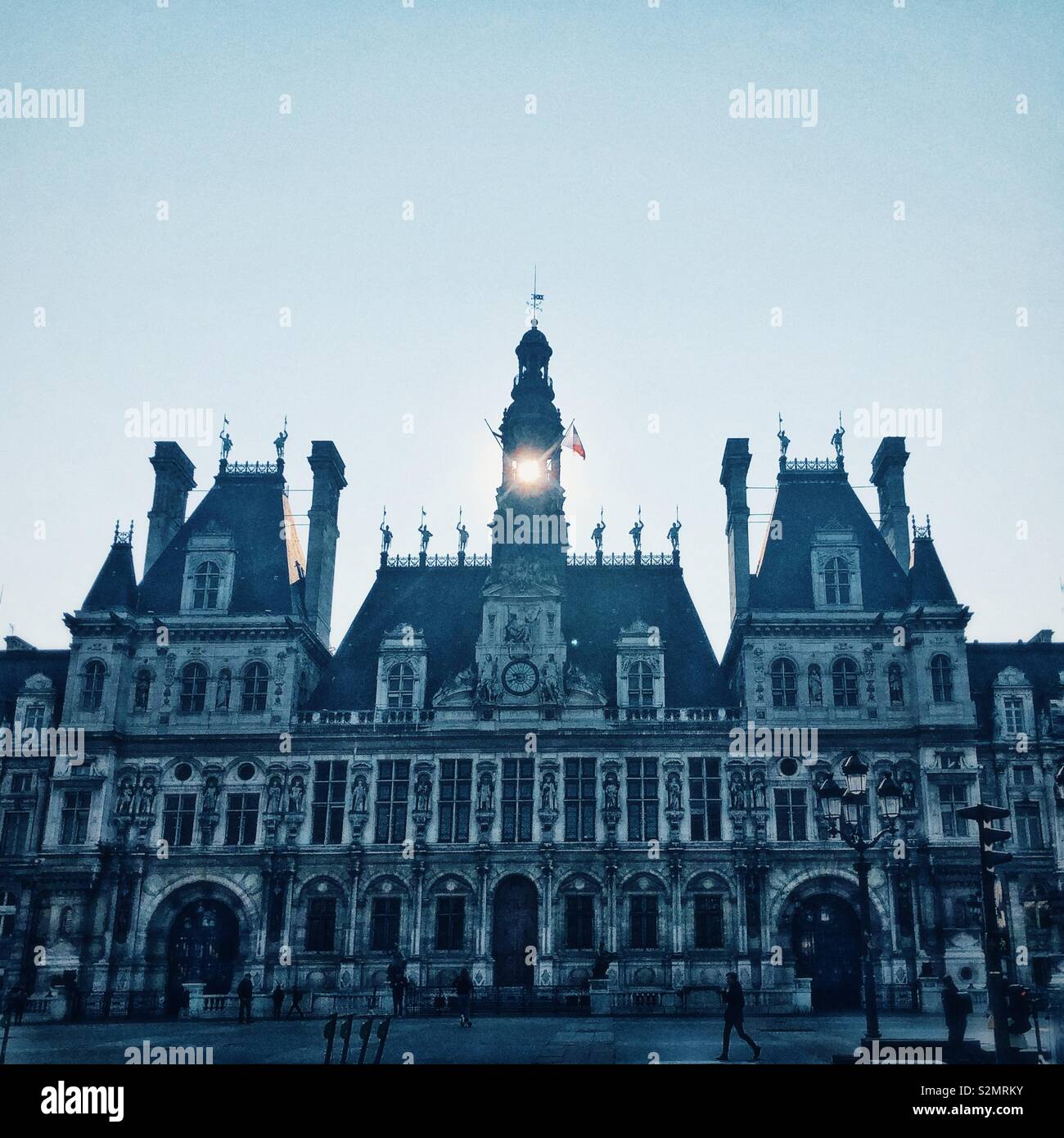Infamous Hotel de Ville di Parigi - Immagine stock catturata con smartphone