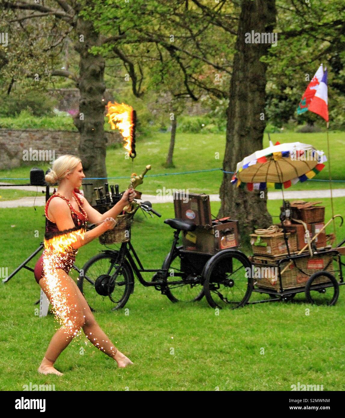 Fire performer at country park Foto Stock