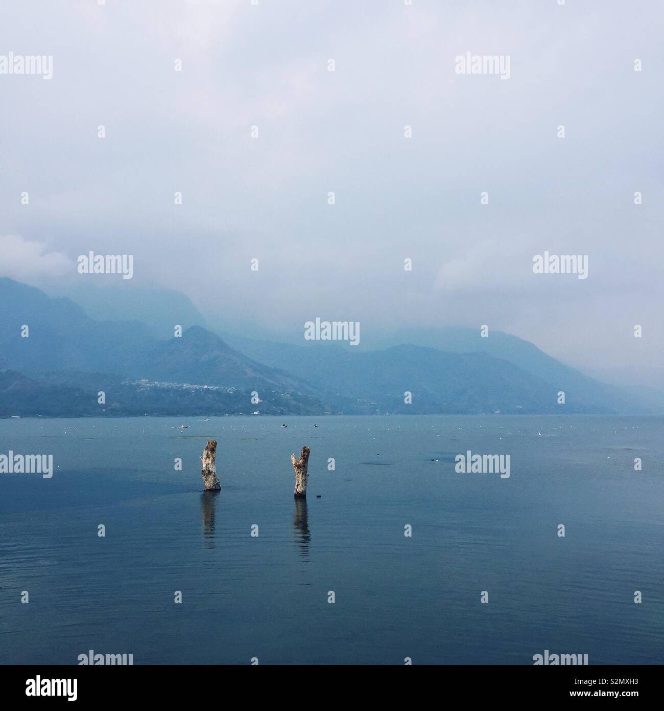 Una vista del lago Atitlan ( Lago de Atitlán ) da San Juan La Laguna, Solola dipartimento in Guatemala. Foto Stock