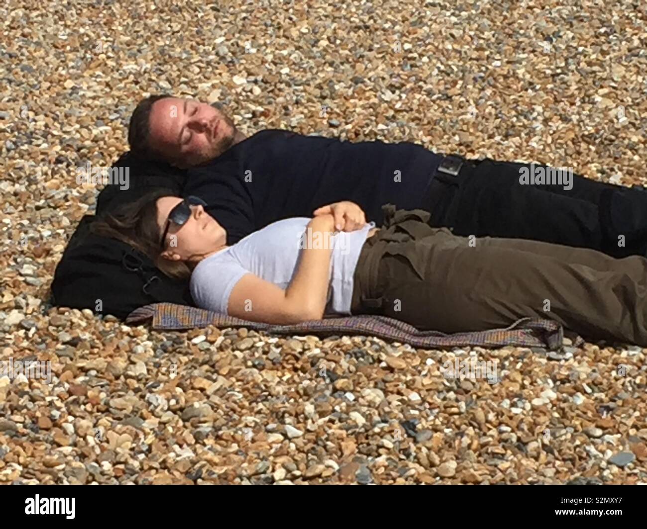 BrightonUk 10 maggio 2019 persone relax al sole di venerdì dopo una fredda lungo week-end come il tempo migliora Foto Stock