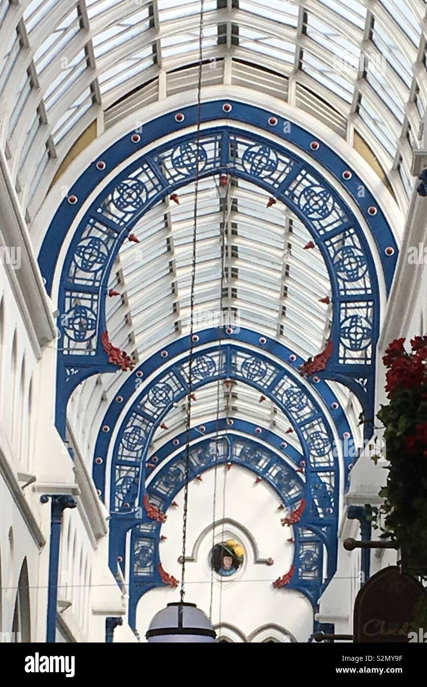 Tetto decorativo di Thornton, 1878 Victorian city center shopping arcade a Leeds, West Yorkshire, Inghilterra. Foto Stock