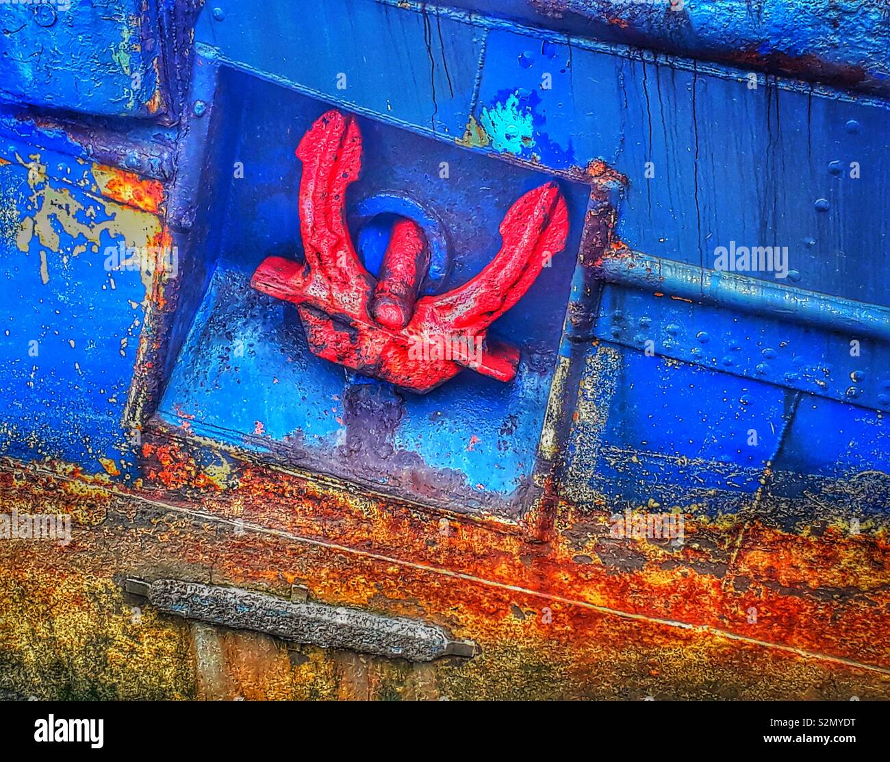 Rosso di ancoraggio in una scafo blu - Immagine stock catturata con smartphone