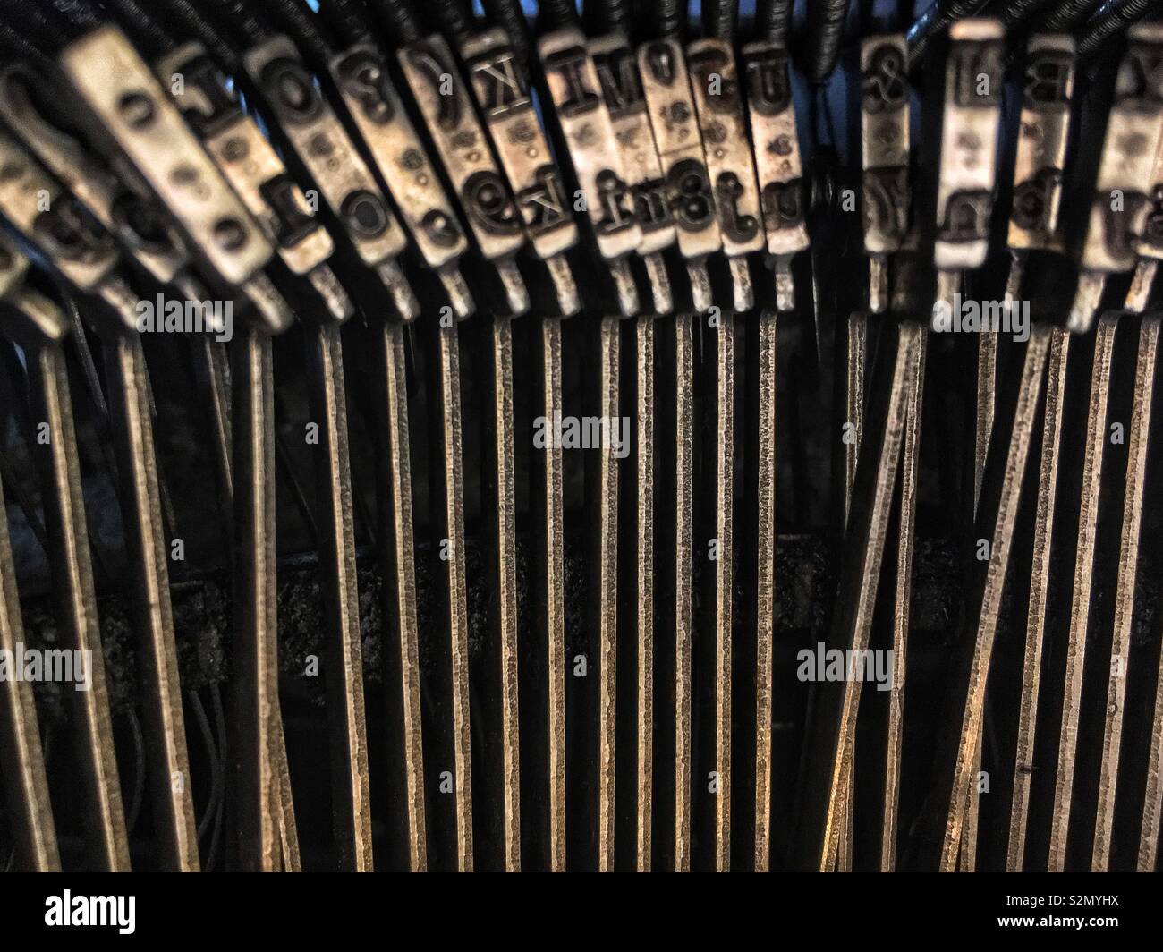 Soft focus Primo piano della lettera i tasti di stampa in una macchina da scrivere di antiquariato. Foto Stock