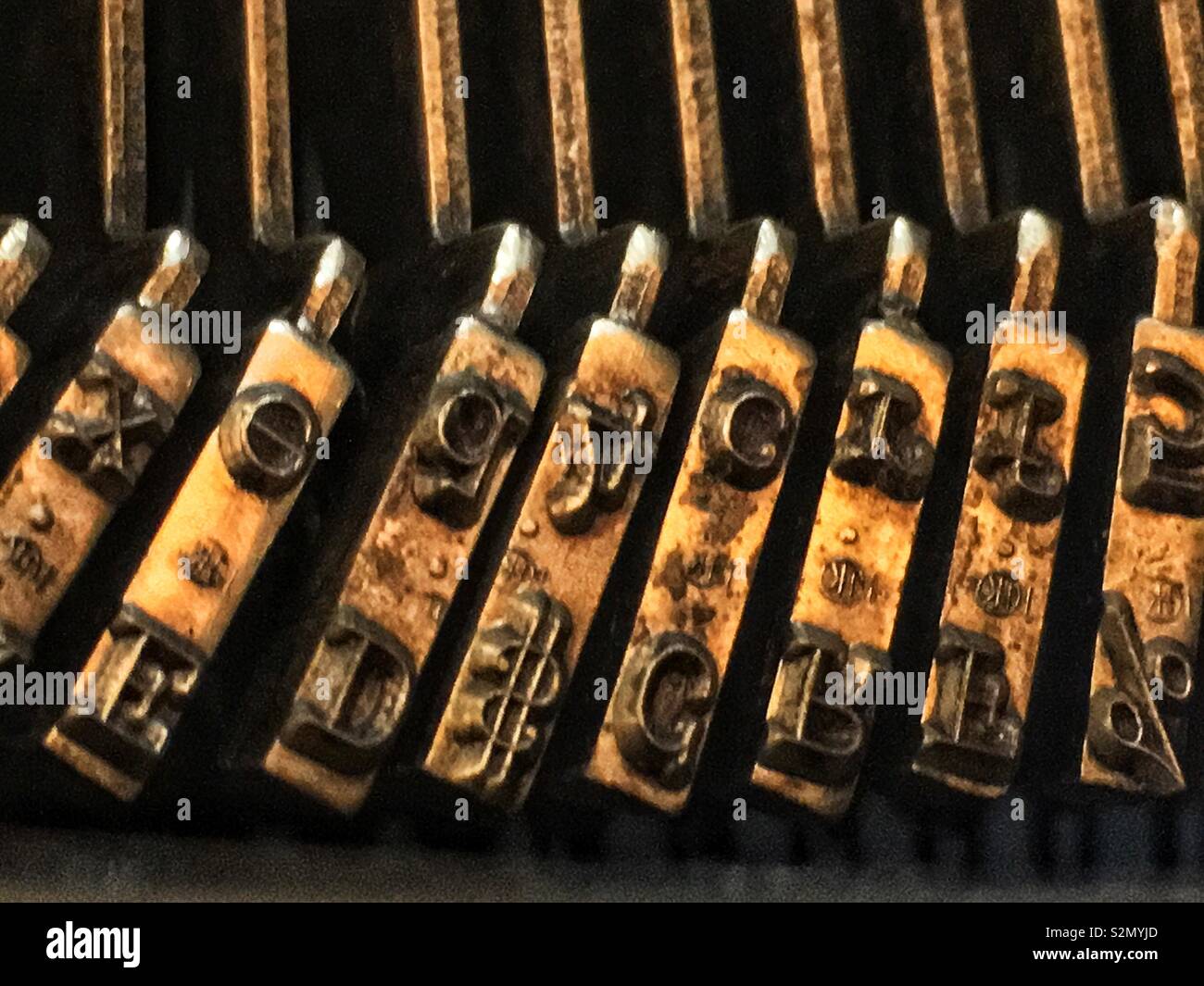 Primo piano della lettera i tasti di stampa in una macchina da scrivere di antiquariato. Foto Stock