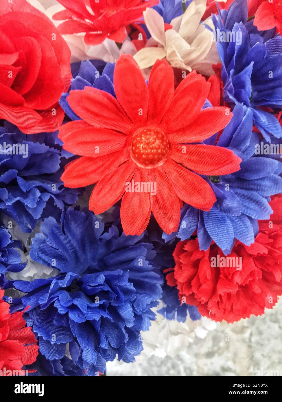 Bouquet di plastica rosso, bianco e blu margherite come parte degli Stati Uniti del quarto di luglio celebrazione. - Immagine stock catturata con smartphone