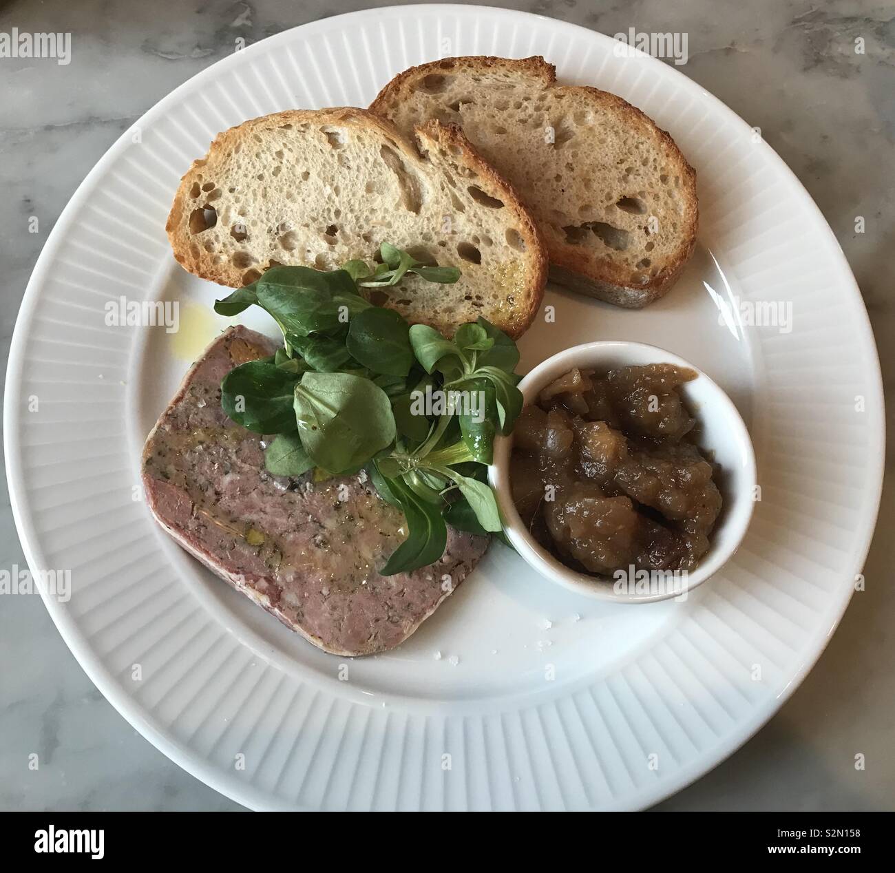 Terrina di pane e chutney. Foto Stock