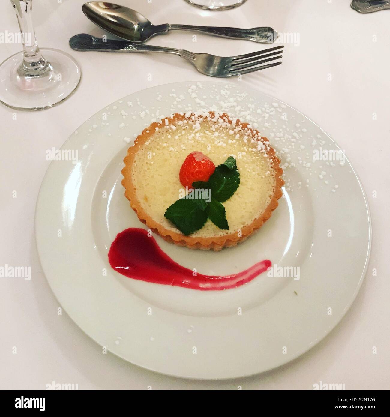 Crostata al limone al Dragon Hotel Swansea, Galles - Beaujolais giorno 2018 - Immagine stock catturata con smartphone