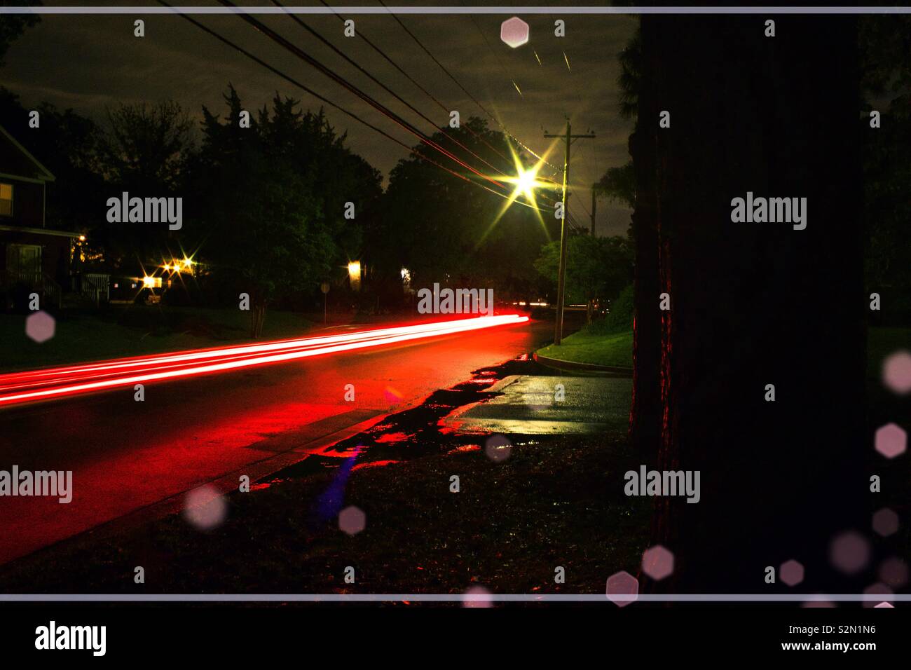 Tempo di notte foto con percorsi di luce dal passaggio auto. Foto Stock