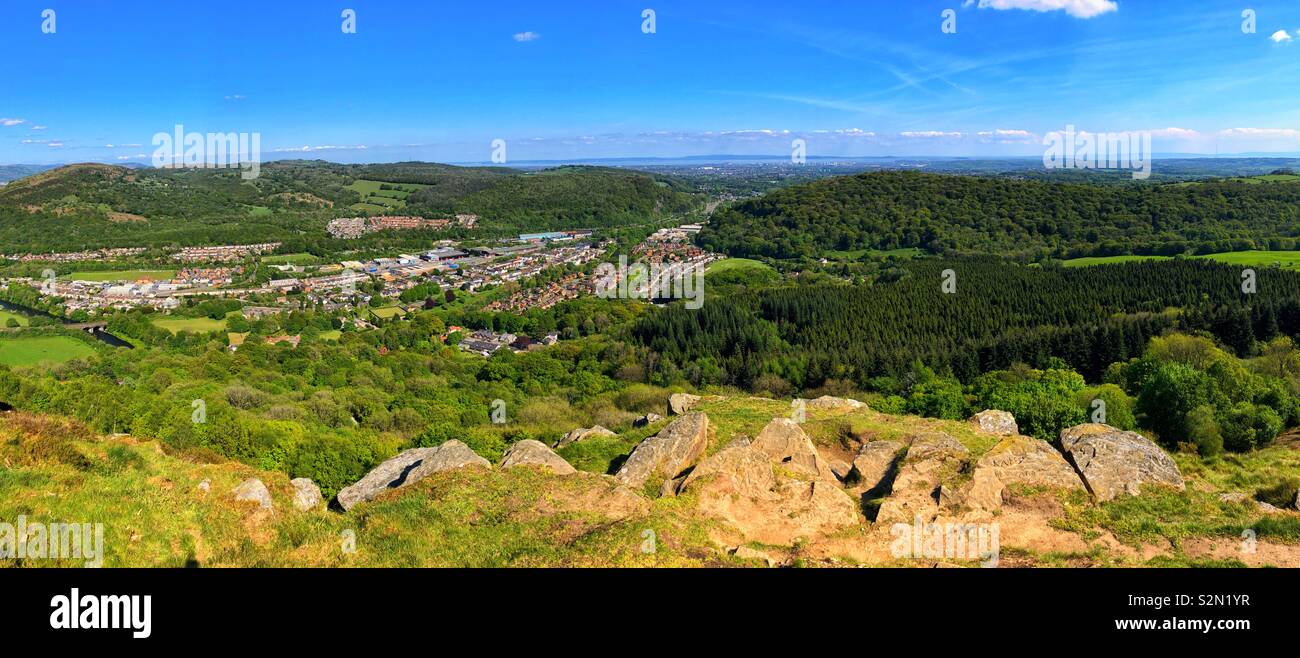 Vista panoramica dal Garth mountain attraverso la campagna verso Cardiff e il Canale di Bristol, maggio. - Immagine stock catturata con smartphone