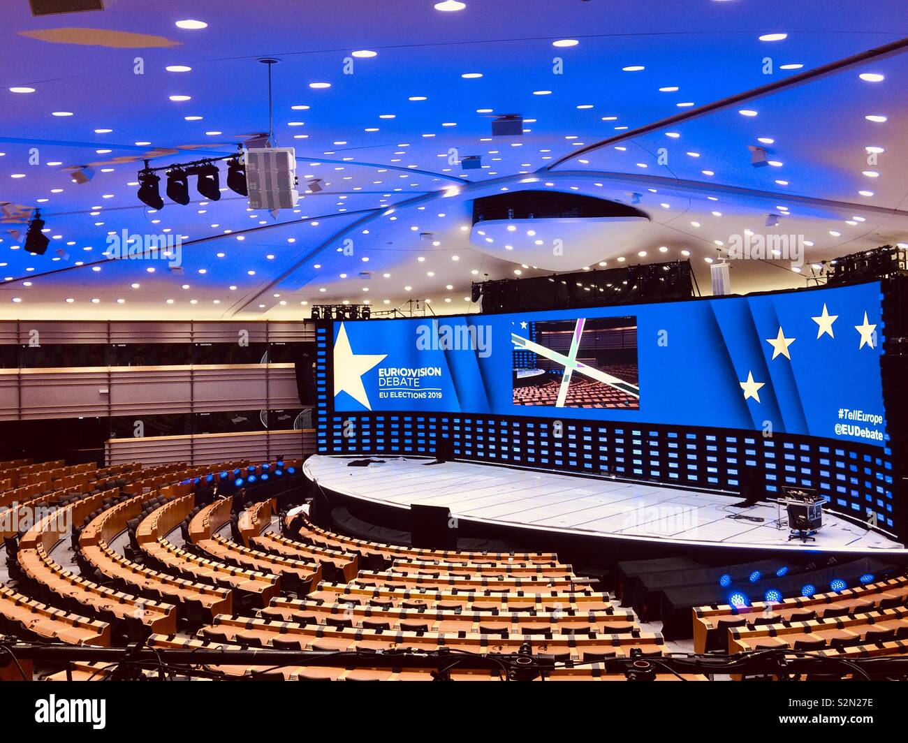 Edificio del Parlamento europeo Bruxelles, l'Emiciclo, il Parlamento europeo, il Parc Leopold, il parco Leopold, Bruxelles, Belgio Europa dell'UE - Immagine stock catturata con smartphone
