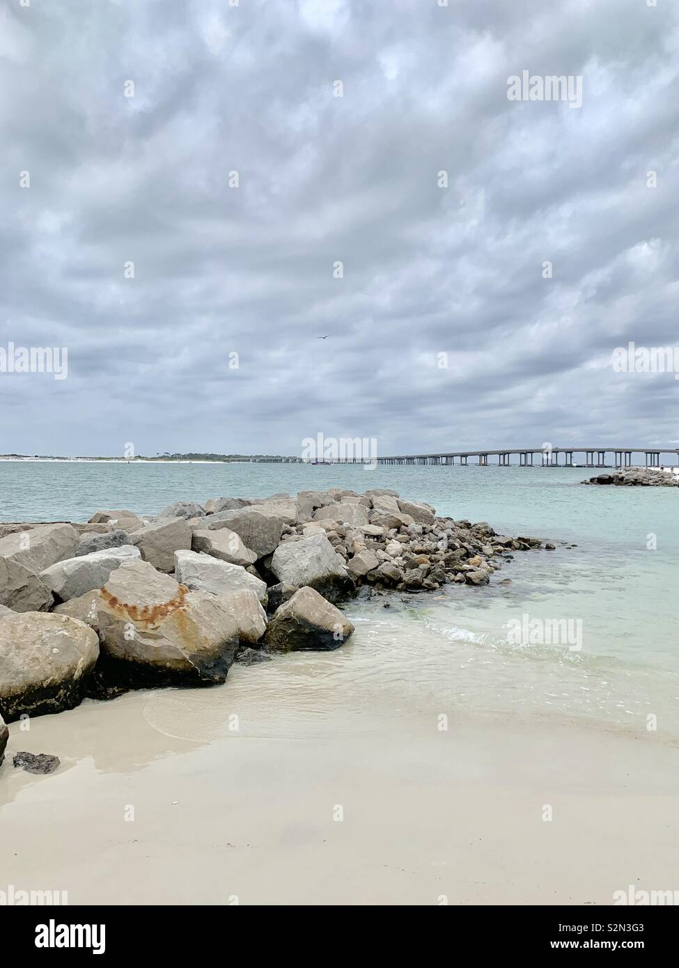 Seascape con rocce e nuvole e ponte - Immagine stock catturata con smartphone