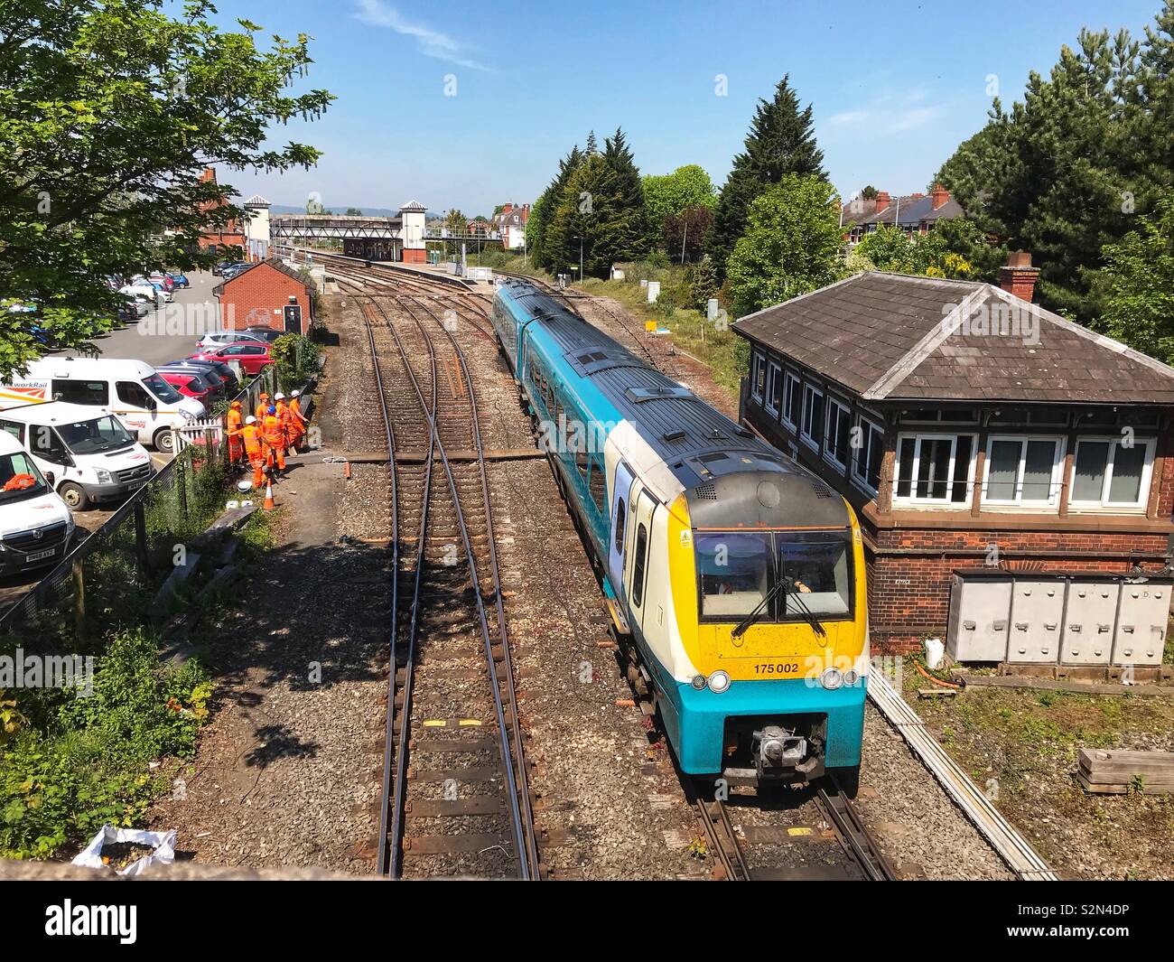 Un passeggero treno passa un gruppo di binario ferroviario lavoratori ( a sinistra ) a Hereford stazione REGNO UNITO Foto Stock