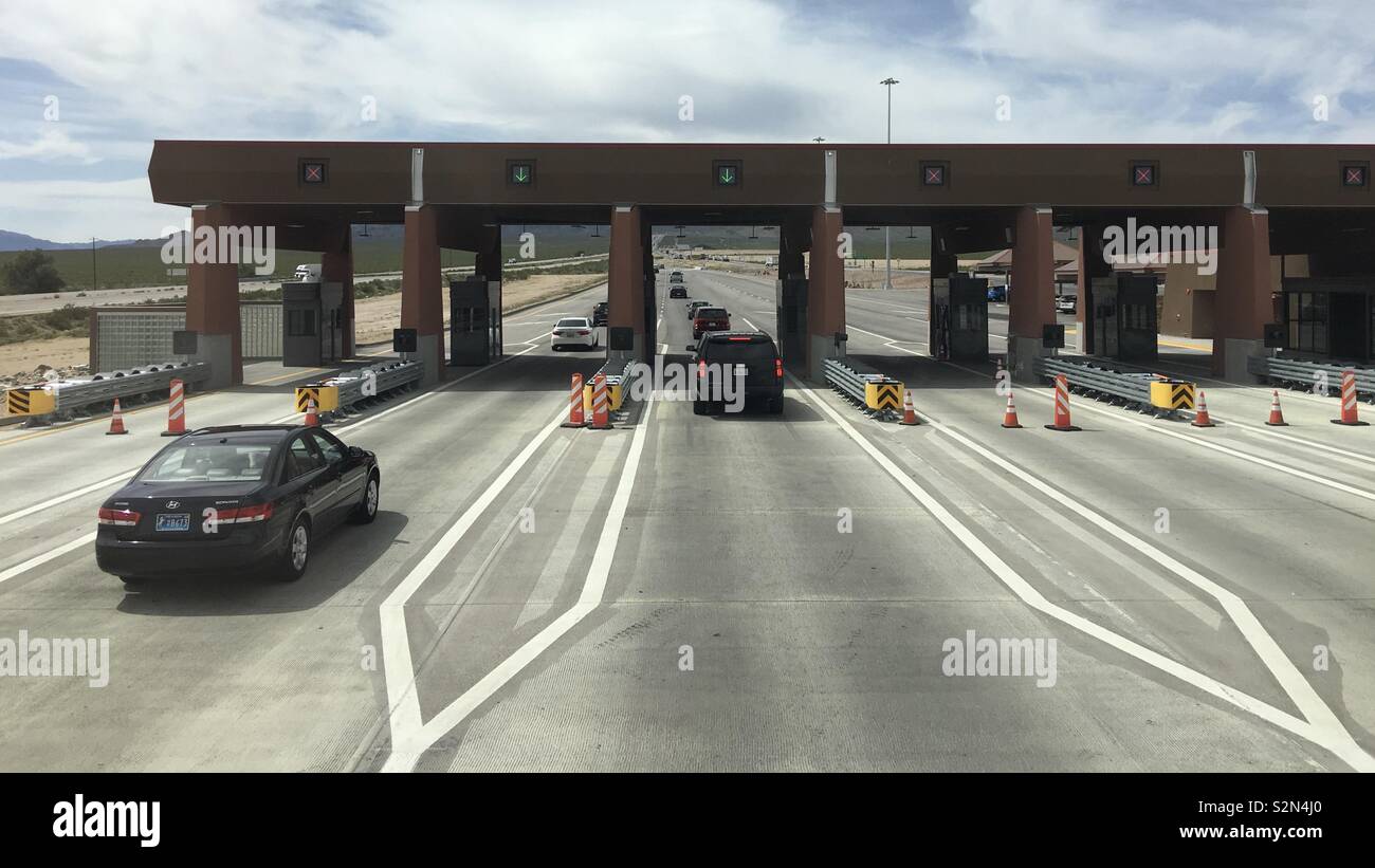 NIPTON, CA, Aprile 2019: il traffico passa attraverso la California agricolo impianto di ispezione sulla Interstate 15, presso il confine con il Nevada. Foto Stock